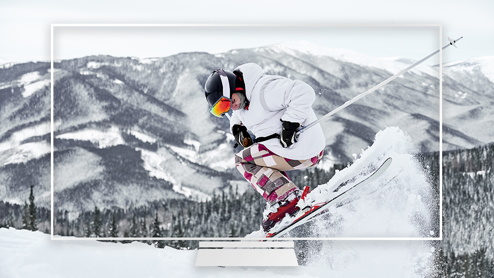 설산을 배경으로 스키를 타는 여성의 모습