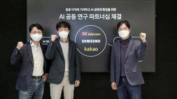▲ 삼성전자 무선사업부 AI팀 우경구 상무(사진 좌), 카카오브레인 박승기 대표(사진 중), SKT 김윤 CTO(사진 우)가 22일 오전 SK 텔레콤 판교 사옥에서 팬데믹 시대 공동 AI 개발에 협력하기로 결의했다.