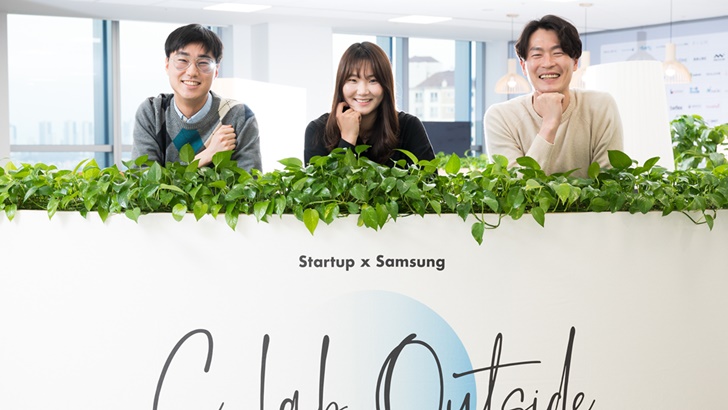 비트바이트 안서형 대표, 클라썸 최유진 부대표, 큐엠아이티 이상기 대표가 포즈를 취하고 있다