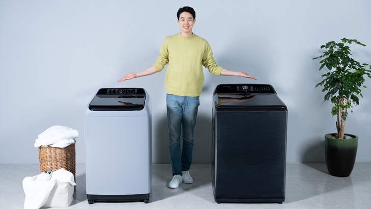 삼성전자 모델이 수원 삼성 디지털시티에서 전자동 세탁기 신제품 '그랑데 통버블'을 소개하고 있다.