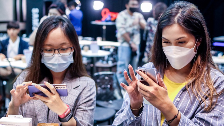 지난 14일 싱가포르 라이프스타일 공간 휴온(HUONE)에서 열린 '갤럭시 S21' 출시행사에 참석한 현지 기자들이 제품을 체험하고 있는 모습