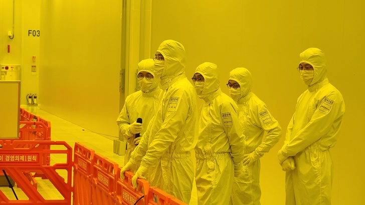 이재용 부회장이 EUV 전용라인을 점검하는 모습