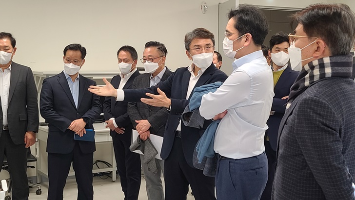 이재용 부회장이 세트부문 사장단과 삼성리서치를 둘러보는 모습(사진 왼쪽부터 한종희 VD사업부장, 최승범 SR기술전략팀장, 최윤호 경영지원실장, 고동진 IM부문장, 강성철 SR로봇센터장, 이재용 부회장, 세바스찬 승 SR연구소장, 김현석 CE부문장)