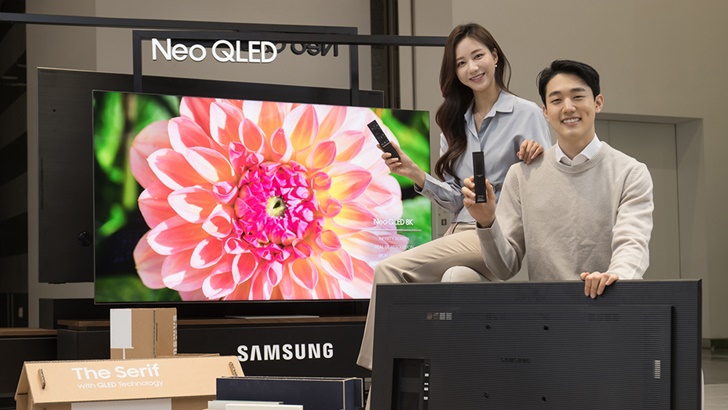 삼성전자 모델이 수원 삼성 디지털시티에서 2021년 신제품 Neo QLED TV와 새롭게 적용된 솔라셀 리모컨, 에코 패키지를 소개하고 있다.