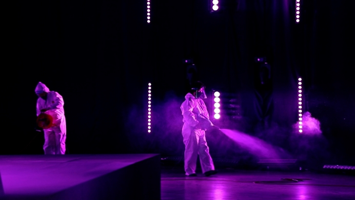 위생복을 입고 방역하는 모습