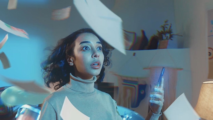 엑시노스 2100이 탑재된 모바일로 역동적인 모바일 경험을 하는 사용자