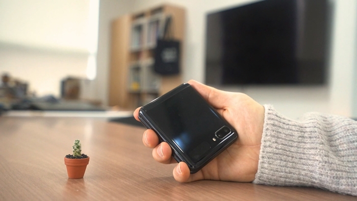 갤럭시 Z플립을 들고 있는 손 이미지