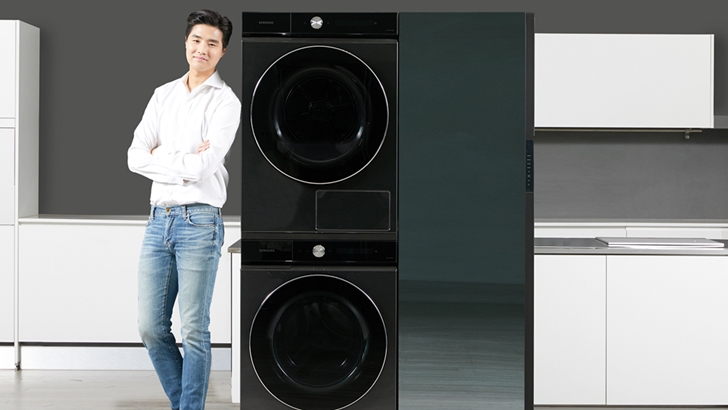 삼성전자 모델이 수원 삼성디지털시티에서 '뉴 그랑데 AI' 세탁기·건조기 신제품과 비스포크 에어드레서를 소개하고 있다.