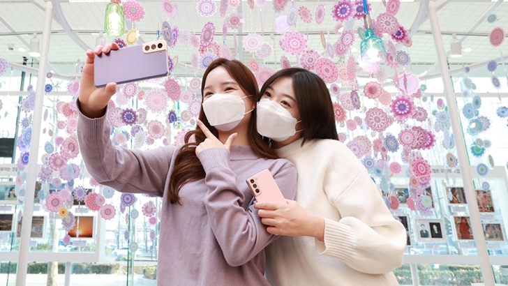 서울 강남구 삼성 디지털프라자 삼성대치점에서 소비자들이 ‘갤럭시 S21’로 셀피를 촬영하고 있는 모습