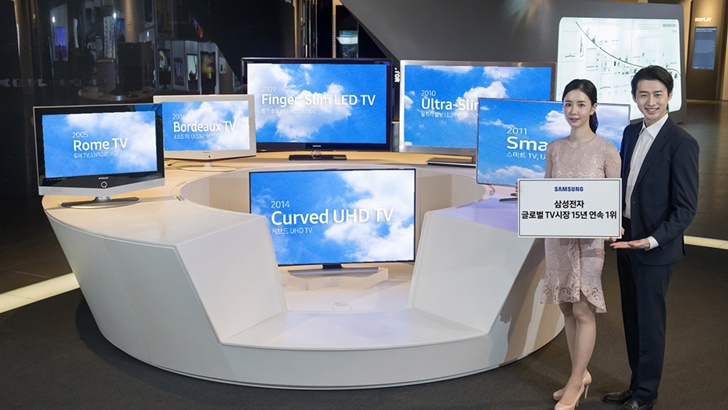 삼성전자 모델이 경기도 수원에 위치한 삼성 이노베이션 뮤지엄에서 삼성 TV의 15년 연속 1위 달성 성과를 소개하고 있다.