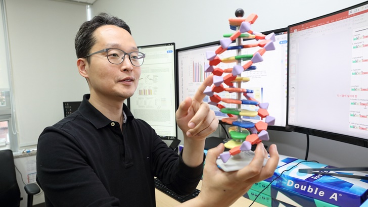 DNA 염기 서열을 이용해 생명 현상 발생 시간을 측정하는 시스템을 개발한 연세대학교 의과대학 김형범 교수