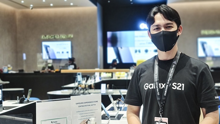 삼성전자 리테일팀 임직원들은 갤럭시 S21 시리즈들을 진열하고, 기기와 매장을 꼼꼼히 소독한다. 또, 방역 수칙도 다시 한번 검토하면서 사용자들을 맞을 준비를 한다.