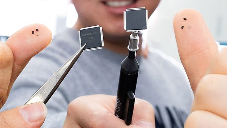 삼성전자 미니 LED 구동 IC, LED 전류 구동 IC(S6LP441, 큰 제품)와 이를 관장하는 컨트롤러 IC(S6LDMB1, 작은 제품)