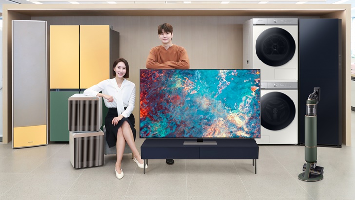 삼성전자 모델이 삼성디지털프라자 서초본점에서 4월 1일부터 6월 30일까지 개최되는 ‘삼성전자 국민가전 페스타’ 행사를 소개하고 있다.