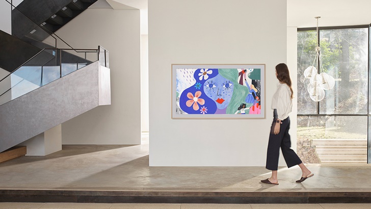 더 프레임에 띄워진 '세계 여성의 날 이미지'를 보고 있는 여성