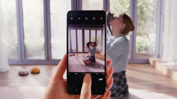 A 시리즈로 반려동물과 놀고 있는 모습을 촬영