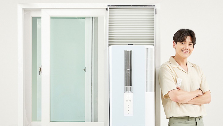 삼성전자 모델이 설치 환경 제약없이 방방마다 시원함을 즐길 수 있는 창문형 에어컨 ‘윈도우 핏(Window Fit)’을 소개하고 있다.