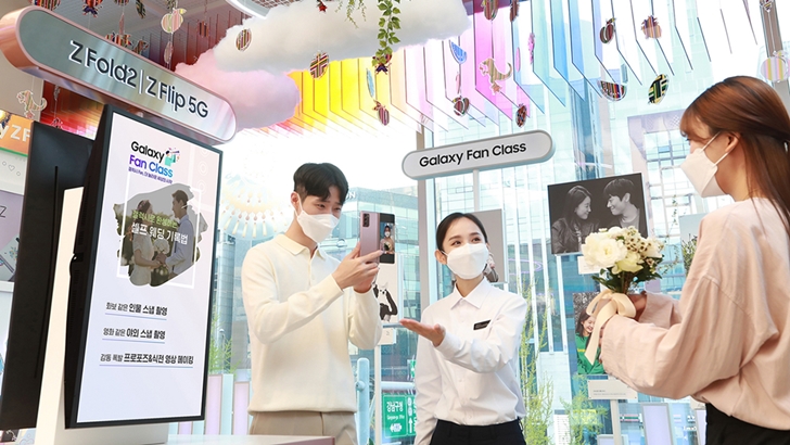 삼성전자가 최신 갤럭시 제품 활용법부터 고객의 라이프스타일을 반영한 맞춤 교육까지 다양한 프로그램을 제공하는 ‘갤럭시 Fan 클래스’를 디지털프라자 등 전국 62개 갤럭시 스튜디오에서 운영한다. 삼성 디지털프라자 강남본점에서 갤럭시 팬큐레이터가 예비 신혼 부부를 위해 ‘셀프 웨딩 기록법’ 교육을 진행하고 있는 모습