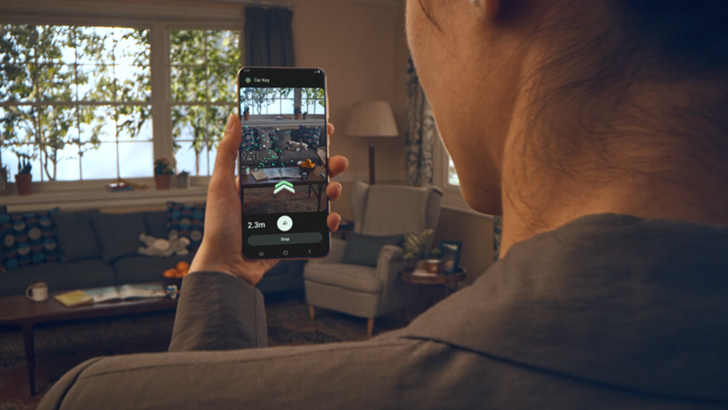 모바일 폰으로 스마트싱스 파인드를 작동하고 있다