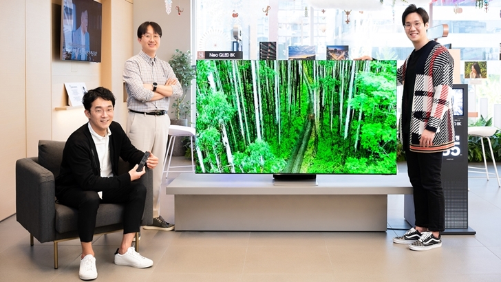 솔라셀 리모컨과 에코 패키지를 개발한 삼성전자 영상디스플레이사업부 (왼쪽부터) 김관영, 한승산 엔지니어, 손성도 디자이너