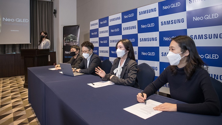 삼성전자가 2021년 삼성 TV의 신기술을 소개하는 온라인 ‘테크 세미나’를 개최한다. 31일 수원 라마다 호텔에서 열린 ‘테크 세미나’에서 삼성전자 영상디스플레이사업부 개발팀 실무 담당 직원들이 질의 응답에 답변하고 있는 모습