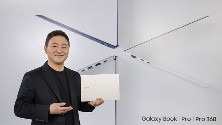 갤럭시 북 프로 제품을 들고 있는 노태문 사장
