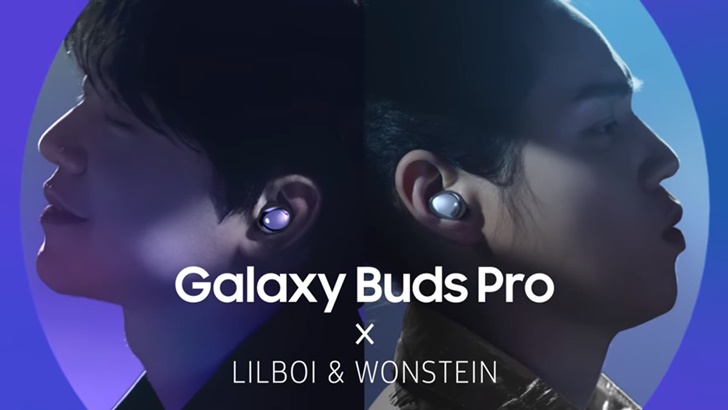 Galaxy Buds Pro X LILBOI & WONSTEIN ▲’Circle’ 뮤직비디오 중 한 장면 갤럭시 버즈 프로를 착용한 릴보이와 원슈타인이 서로 기대어 서있다