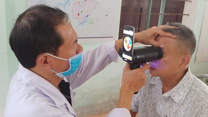 베트남 안질환 검사 현장