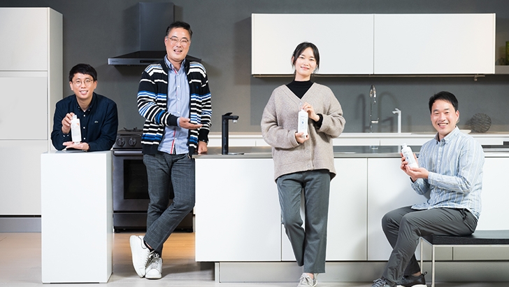 삼성전자 비스포크 정수기의 상품기획과 개발을 맡은 (왼쪽부터)김성모 프로, 이종호, 박정하, 이정근 엔지니어