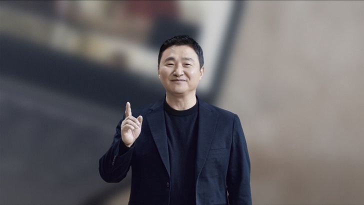 '삼성 갤럭시 언팩 2021'에서 삼성전자 무선사업부장 노태문 사장이 '갤럭시 북 프로'를 소개하는 모습