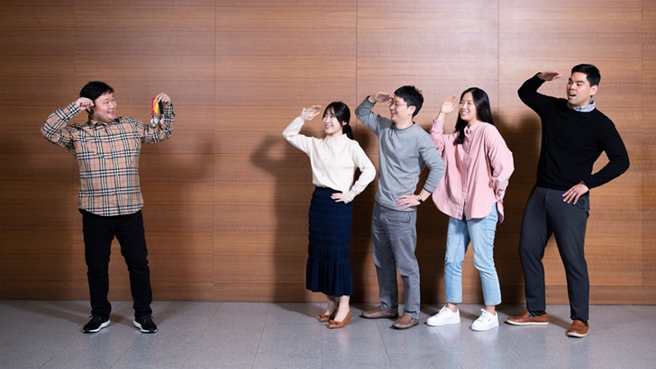 ▲ 삼성전자 무선사업부 스마트싱스전략그룹 류한준, 박지모, 정진홍, 현소라, 장정우 프로가 ‘갤럭시 스마트태그’의 특장점을 보여주는 포즈를 취하고 있다.