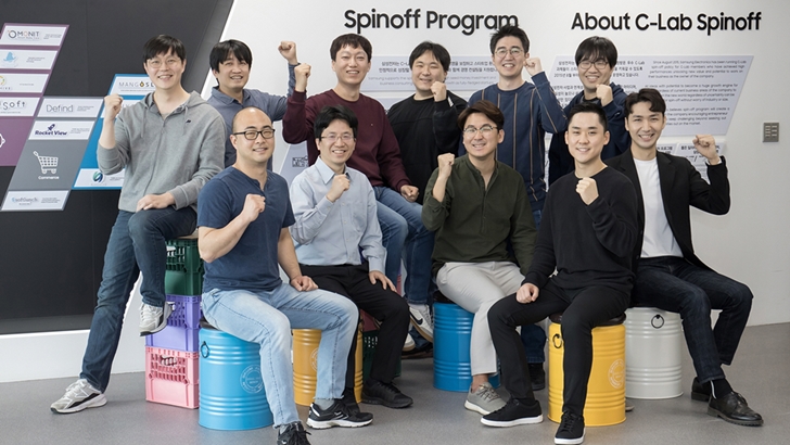 C랩에 참여하는 인원들이 단체 사진을 찍고 있는 모습