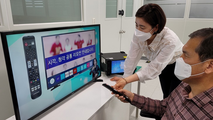 삼성전자 수원 디지털시티에서 영상디스플레이사업부 담당 연구원과 시각장애 임직원이 올해 시청각 장애인용 TV 보급사업에 선정된 제품에 대해 의견을 나누는 모습.