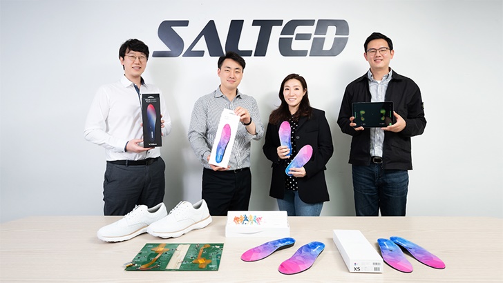 왼쪽부터) 강경훈 이사, 조형진 대표, 남정아 이사, 김대성 이사