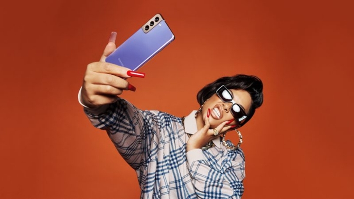 갤럭시 S21 들고 있는 사람 모습