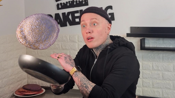 영국의 인플루언서 베이크 킹(The Bake King)은 멋진 팬케이크 만드는 법을 갤럭시 S21로 생생하게 전달