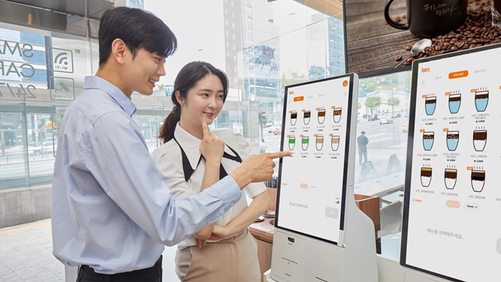 키오스크를 사용하고 있는 모델의 모습