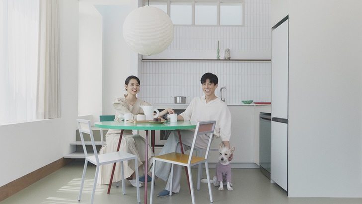 셀로판비에서 강아지와 촬영을 한 윤승아 김무열 부부