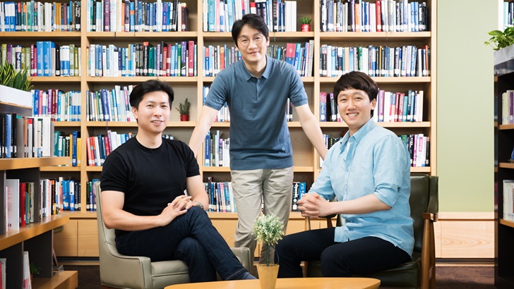 스트레처블 기기의 새로운 가능성을 입증한 삼성전자 종합기술원 연구진. (왼쪽부터) 삼성전자 종합기술원 유기소재랩 정종원 전문(공동제1저자), 윤영준 전문(교신저자), 이영준 전문(공동제1저자)