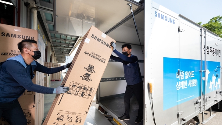 경기도 수원시 영통구에 위치한 삼성전자로지텍 수원센터 물류창고에서 담당자들이 삼성 '비스포크 무풍에어컨'을 배송하기 위해 차량에 싣고 있다.