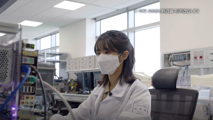 #파워 오프로 환경을 지키겠습니다 삼성 연구원이 일하고 있는 모습