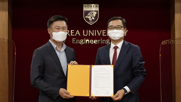 삼성전자-고려대 산학협력 협약식(1)_이기수 삼성전자 부사장(왼쪽)_김용찬 고려대 공과대학장
