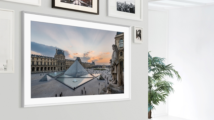 더 프레임에 띄워진 루브르 박물관 전경