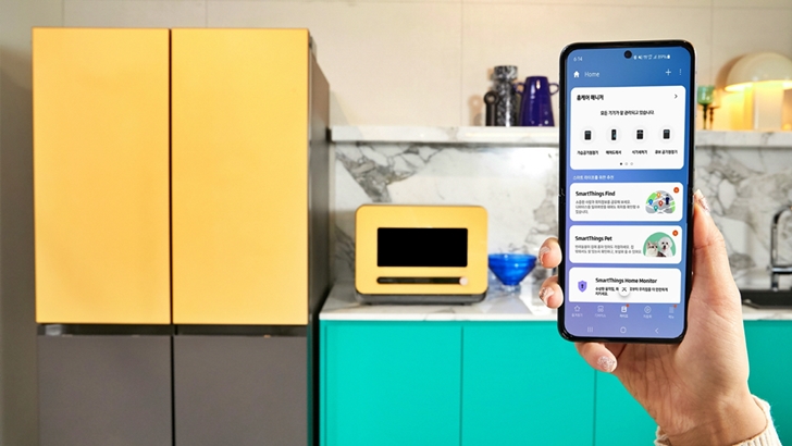 서비스 화면과 주방 가전 제품들이 보이고 있다