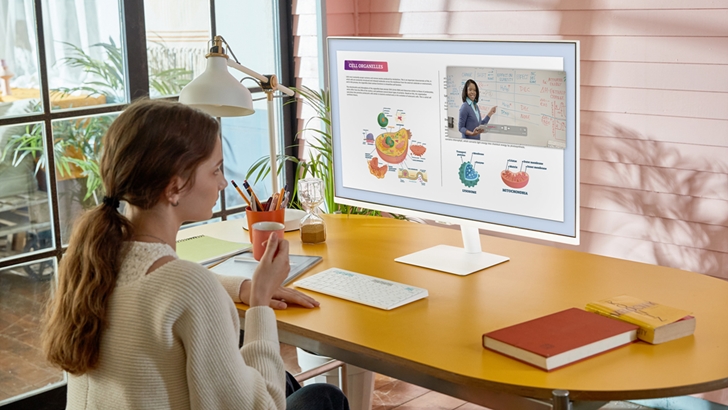 여자 모델이 모니터를 바라보는 모습