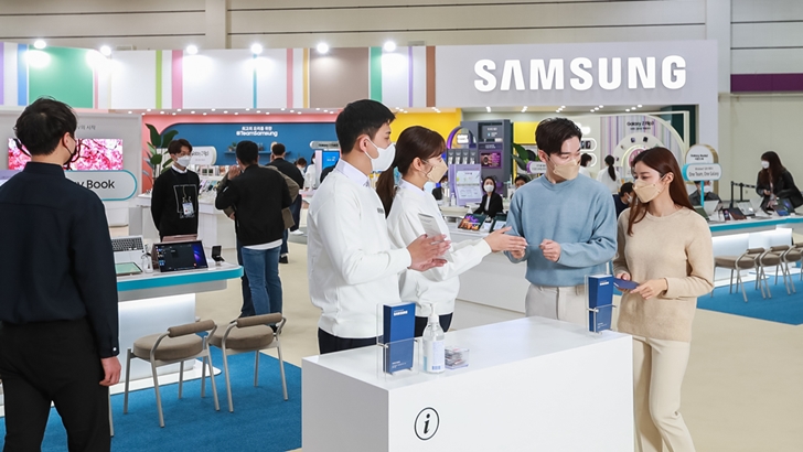 삼성 전시부스를 바라보는 모습