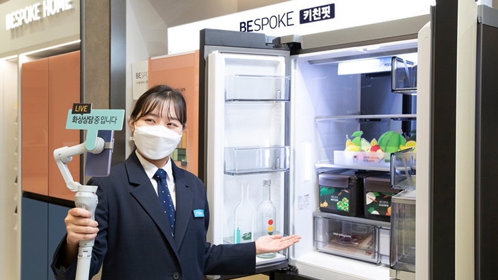 여자 디테일러가 e디테일러 화상상담 서비스 중 냉장고 관련 내용을 소개 하는 모습