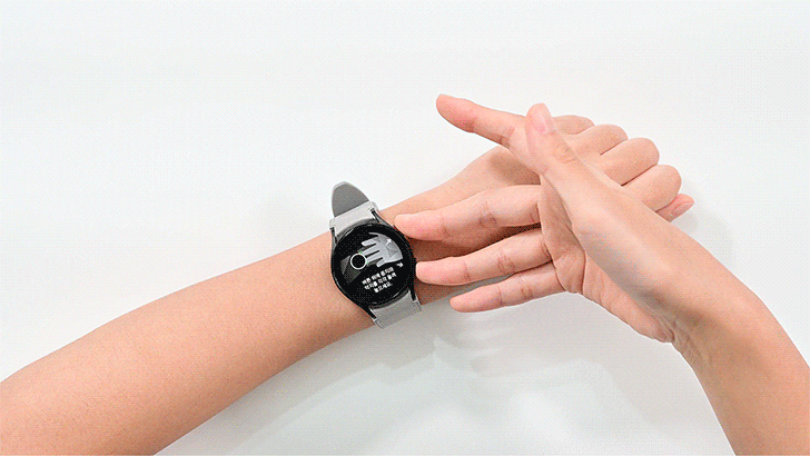 갤럭시 워치4를 일상 속에서 활용하는 모습