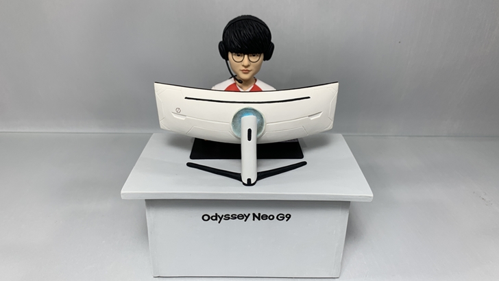 클레아트로 구현한 프로게이머 페이커가 오디세이 네오 G9으로 게임하는 모습