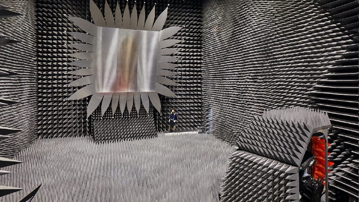 삼성전자가 9월 구축한 무반사 챔버 내부 모습. 사진 앞쪽의 커다란 꽃 모양 반사판 아래 엔지니어가 서 있다.